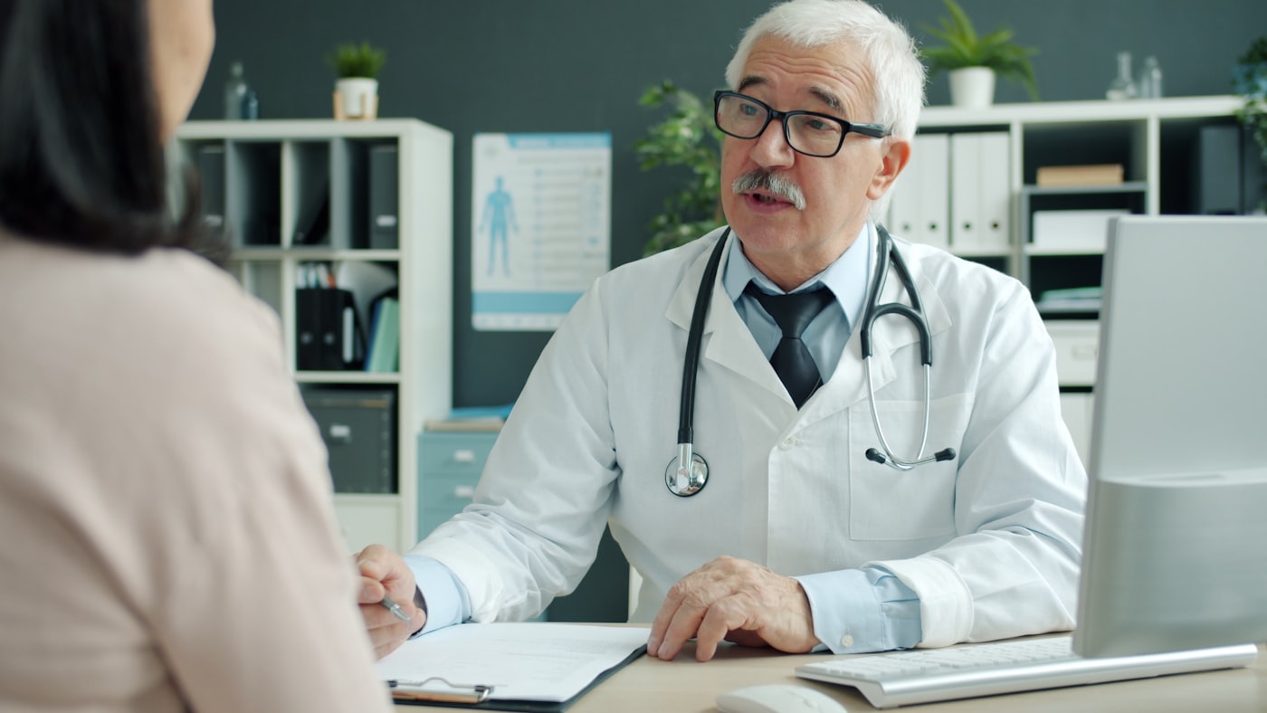 Hastasıyla görüşen doktor